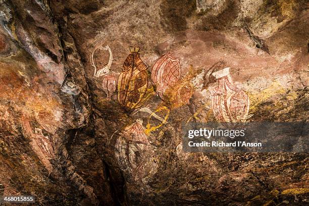rock art in main gallery on injalak hill - pintura rupestre fotografías e imágenes de stock