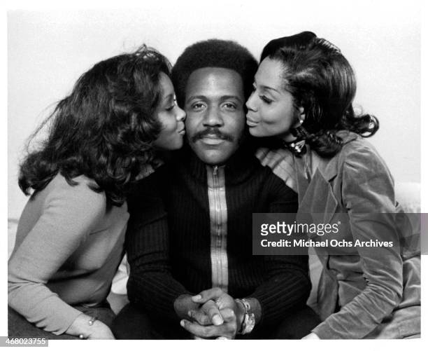 Actor Richard Roundtree poses with actresses Kathy Imrie and on set of the movie "Shaft's Big Score!", circa 1972.