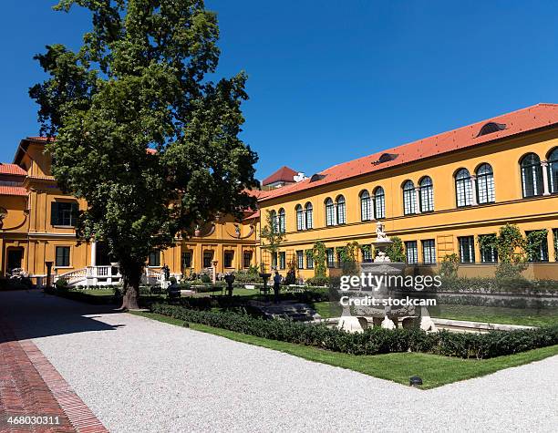 museo lenbachhaus, munich, alemania - fountain courtyard fotografías e imágenes de stock