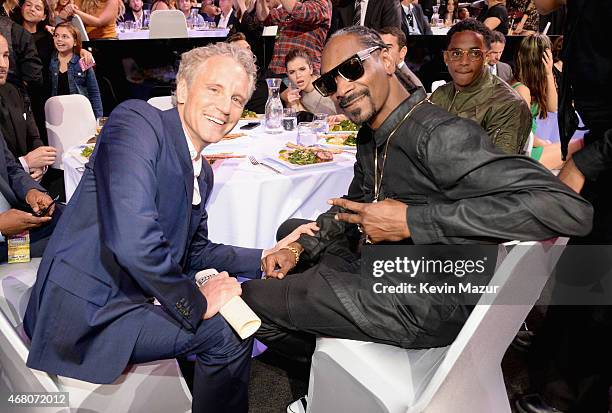 Hailee Stanfield photobombs while Clear Channel Entertainment Enterprises President John Sykes and rapper Snoop Dogg attend the 2015 iHeartRadio...