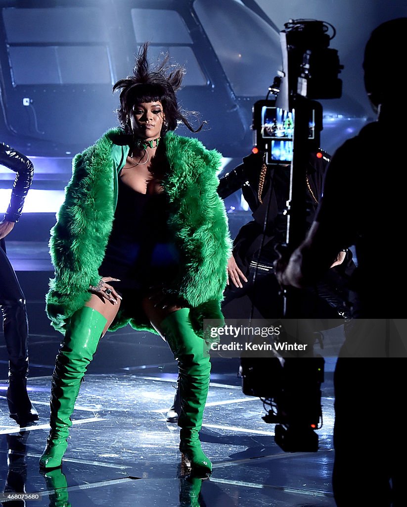 2015 iHeartRadio Music Awards On NBC - Show