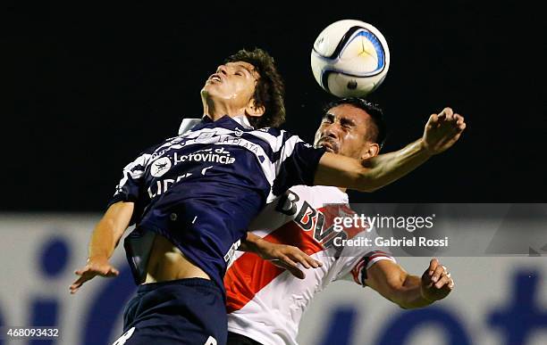 Ariel Rojas of River Plate heads the ball during a match between Gimnasia y Esgrima La Plata and River Plate as part of Torneo Primera Division 2015...