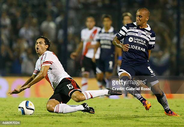 Leonardo Pisculichi of River Plate is fouled by Roberto Brum of Gimnasia during a match between Gimnasia y Esgrima La Plata and River Plate as part...