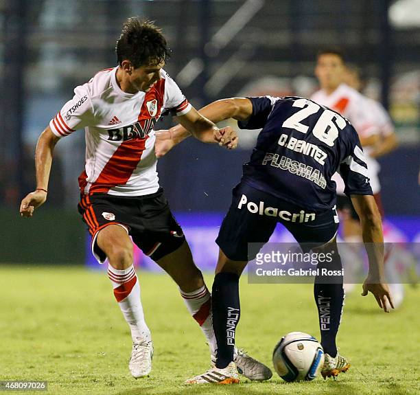 Augusto Solari of River Plate fights for the ball with Oliver Benitez of Gimnasia during a match between Gimnasia y Esgrima La Plata and River Plate...