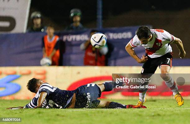 Rodrigo Mora of River Plate heads the ball during a match between Gimnasia y Esgrima La Plata and River Plate as part of Torneo Primera Division 2015...