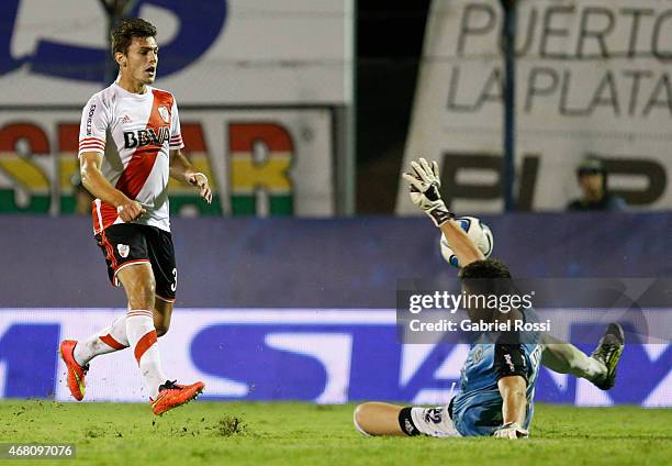 Lucas Boye of River Plate kicks the ball as goalkeeper Nicolas Navarro of Gimnasia tries to catch during a match between Gimnasia y Esgrima La Plata...