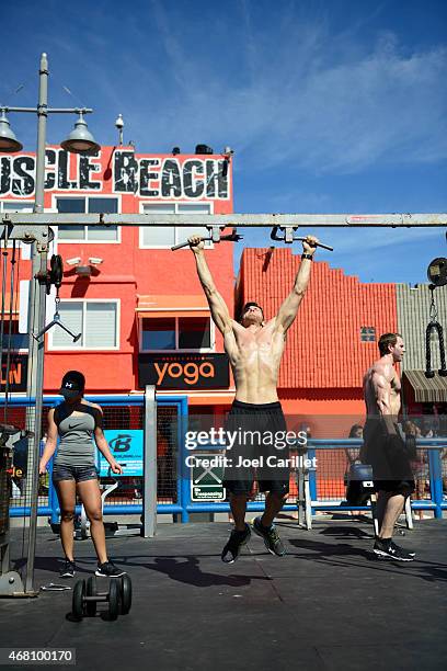 working out at muscle beach in venice beach - venice beach body builder stock pictures, royalty-free photos & images