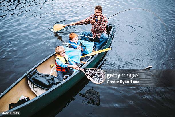 - familie angelausflug - trout stock-fotos und bilder