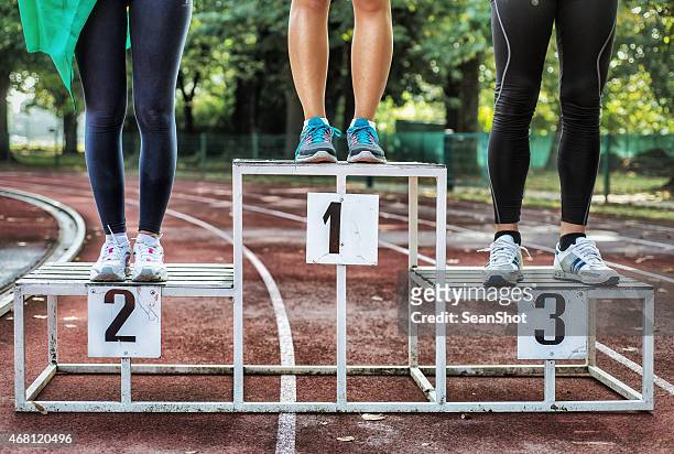 athlets auf podium - metallic shoe stock-fotos und bilder
