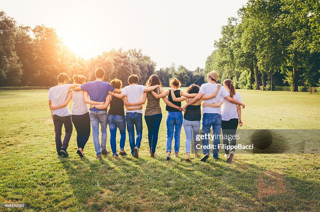 Gruppe von Freunden zusammen zu Fuß