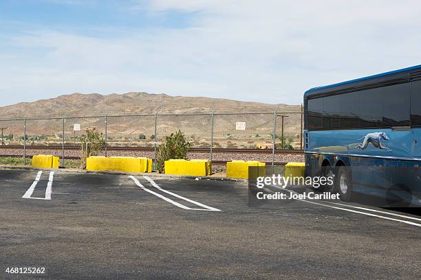 greyhound bus geparkt zwischenstopp in barstow, kalifornien - reisebus stock-fotos und bilder