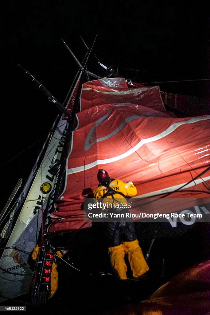 Dongfeng Race Team Break Mast - Volvo Ocean Race 2014-2015