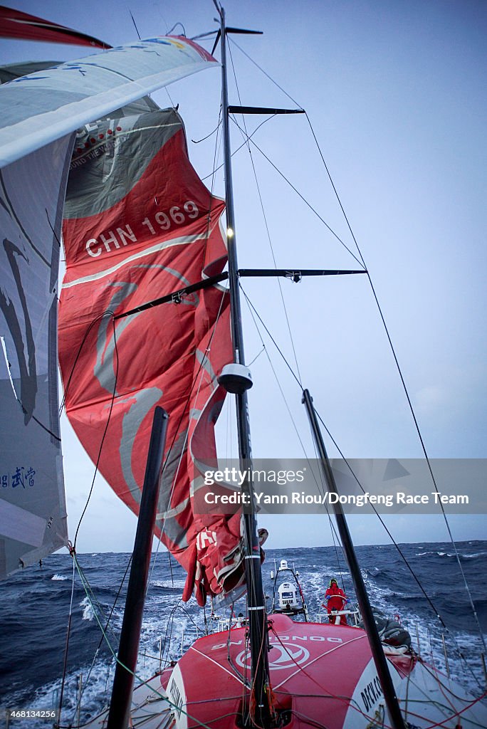 Dongfeng Race Team Break Mast - Volvo Ocean Race 2014-2015