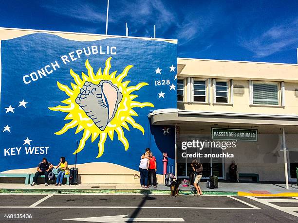 aeropuerto de key west, personas que de fotos al aire libre - tomado desde un teléfono móvil fotografías e imágenes de stock