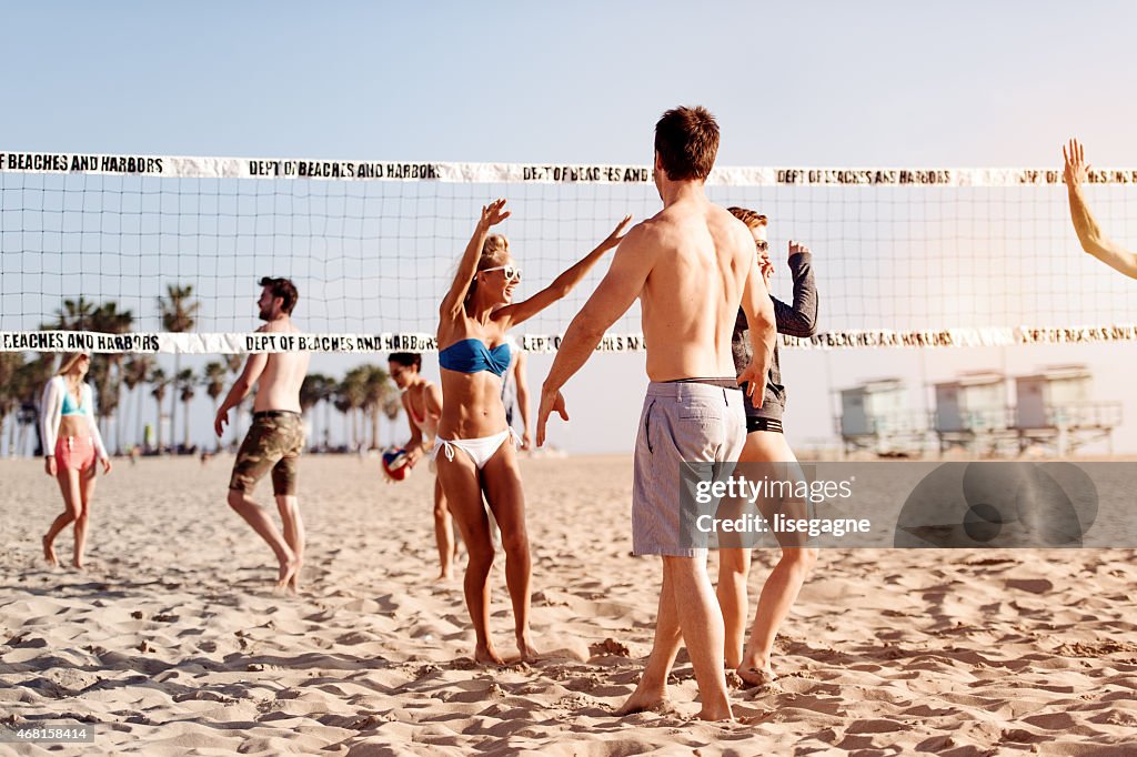 Pessoas jogando vôlei de praia