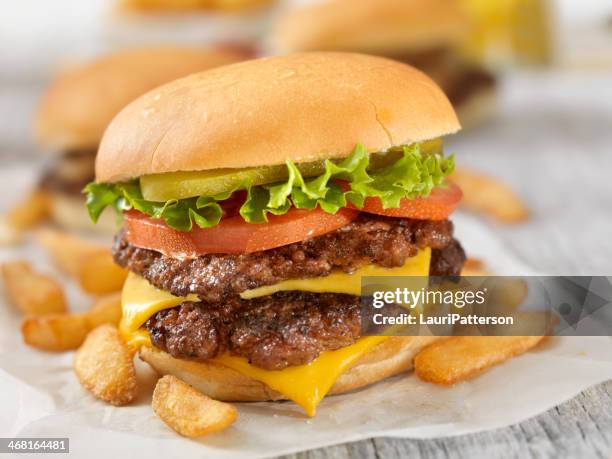 tradicionales de estilo casero hamburguesa - hambuguesa doble con queso fotografías e imágenes de stock