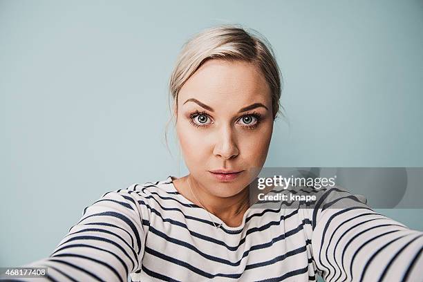 casual donna prendendo un selfie - blonde woman selfie foto e immagini stock