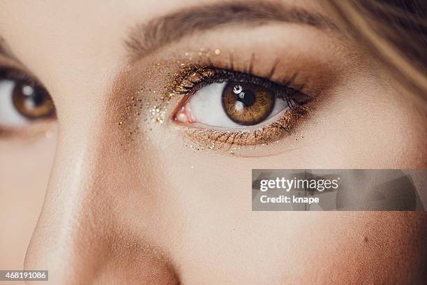 belleza ojos primer plano con glitter - maquillaje para ojos fotografías e imágenes de stock