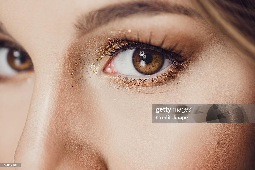 Gros plan beauté des yeux scintillants
