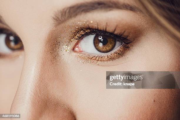 beleza olho grande plano com glitter - olhos castanhos claros imagens e fotografias de stock