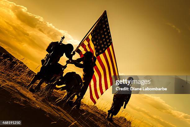 wwii los soldados americanos plantear la bandera de los estados unidos - us veterans day fotografías e imágenes de stock