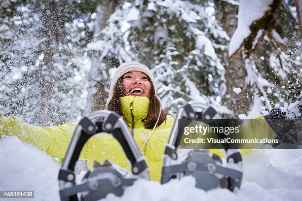 asiatische frau werfen schnee in der luft für schneeschuh-abenteuer. - schneeschuhwandern stock-fotos und bilder