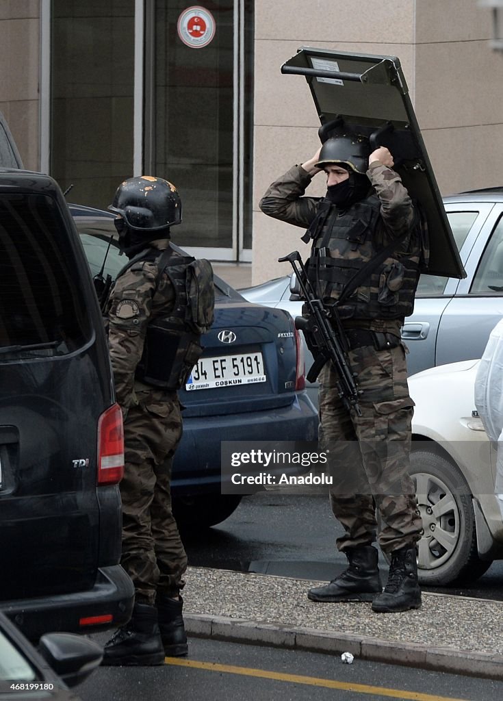 Prosecutor of Berkin Elvan case held hostage in Istanbul courthouse