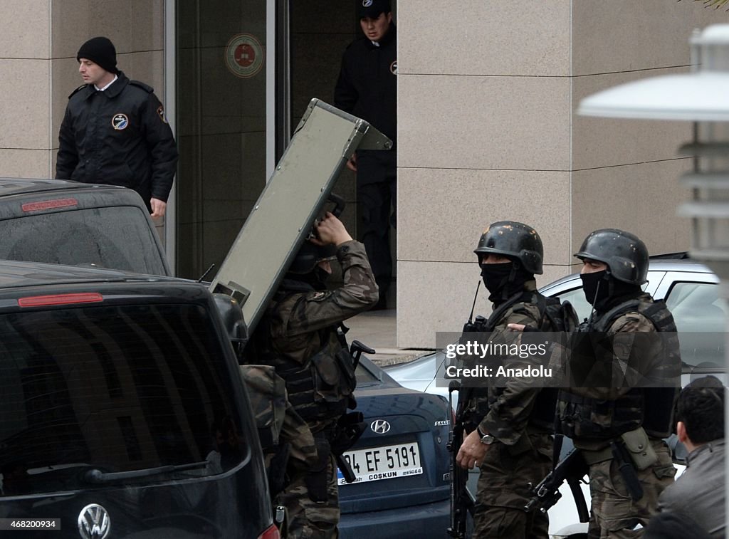 Prosecutor of Berkin Elvan case held hostage in Istanbul courthouse