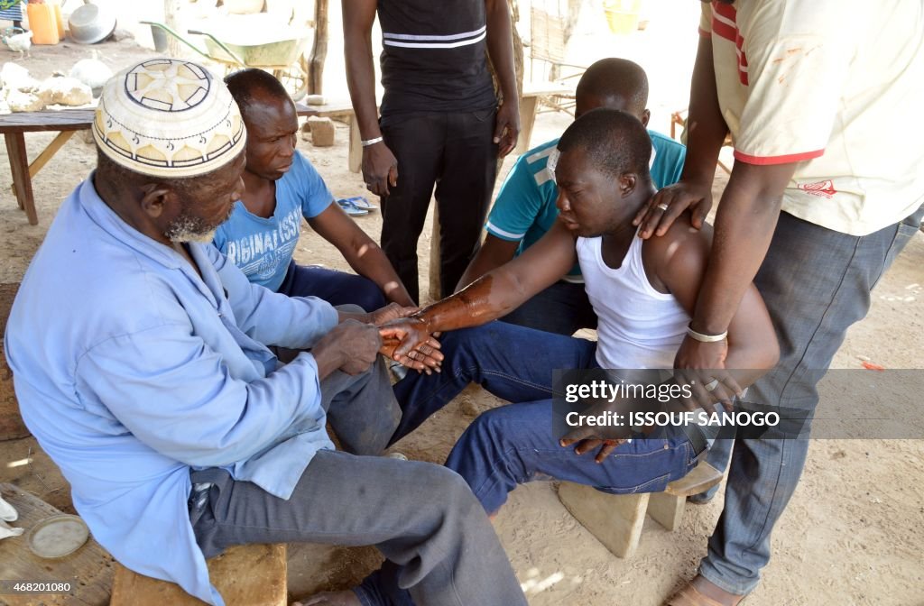 BURKINA-TRADITIONAL-MEDICINE-HEALER