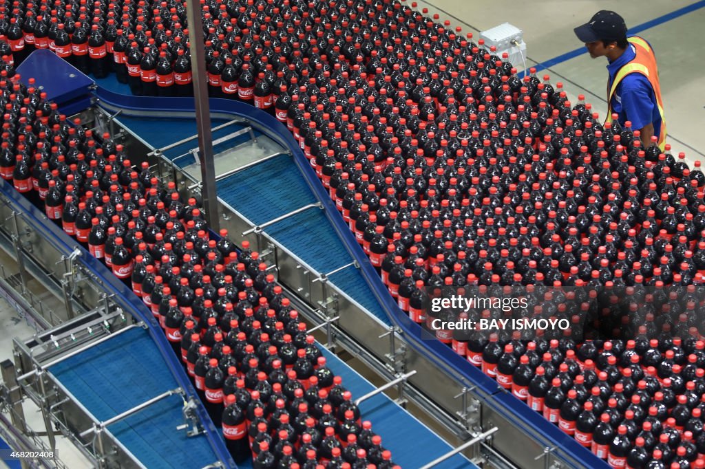 TOPSHOT-INDONESIA-ECONOMY-COCA-COLA