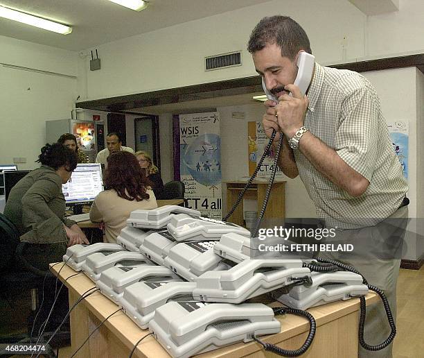 Un technicien de Tunisie telecom verifie, le 11 novembre 2005, les lignes au centre de la presse international du Sommet Mondial sur la societe de...