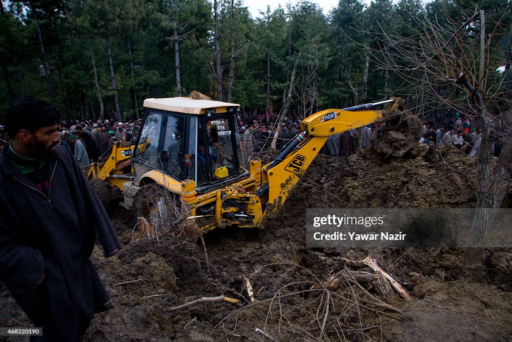 Victims Laid To Rest After Landslide In Kashmir