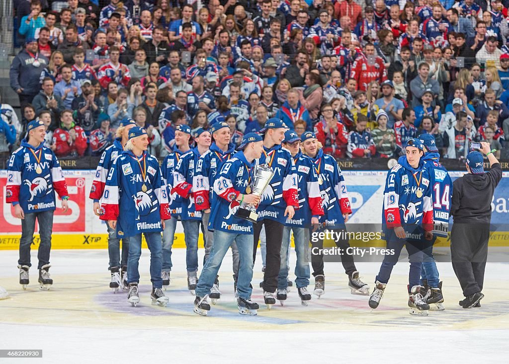 Adler Mannheim v Grizzly Adams Wolfsburg - DEL