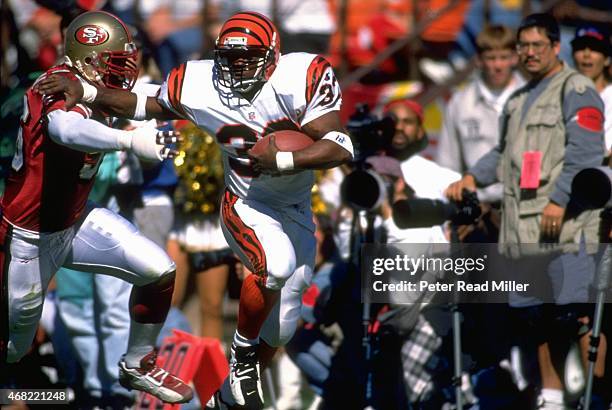 Cincinnati Bengals Ki-Jana Carter in action, rushing vs San Francisco 49ers Chris Doleman at 3Com Park. San Francisco, CA CREDIT: Peter Read Miller