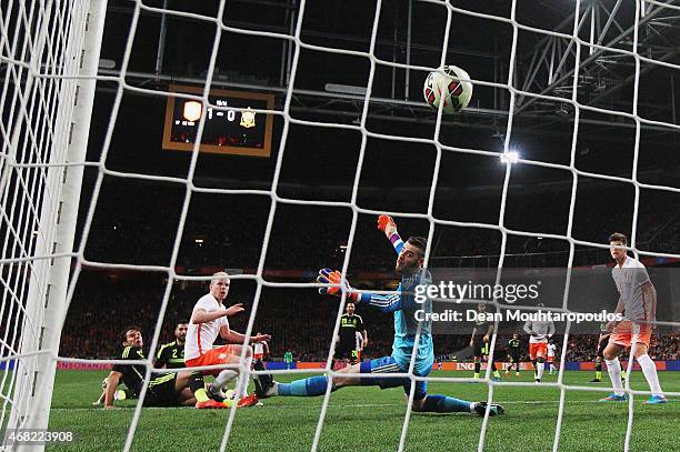 Davy Klaassen of Netherlands scores past David de Gea of Spain for the second goal during the international friendly match between the Netherlands...