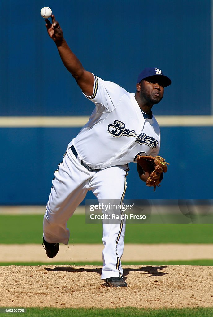 Cincinnati Reds v Milwaukee Brewers