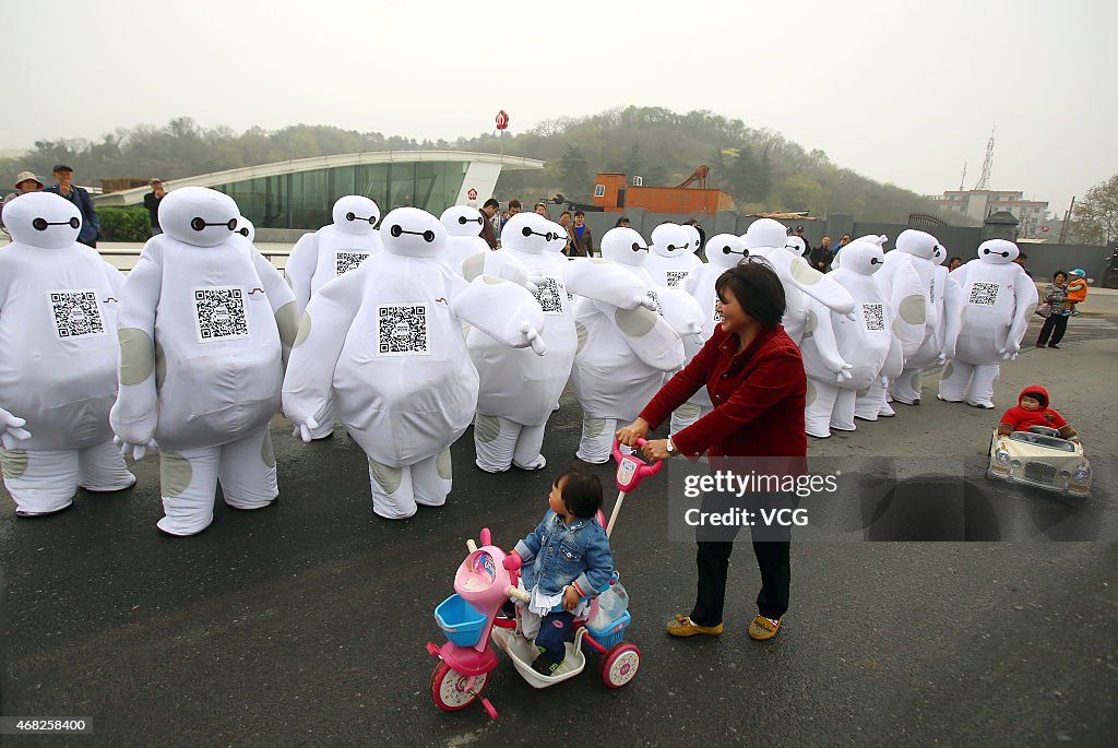 More Than 20 "Baymax" Appear in Nanjing