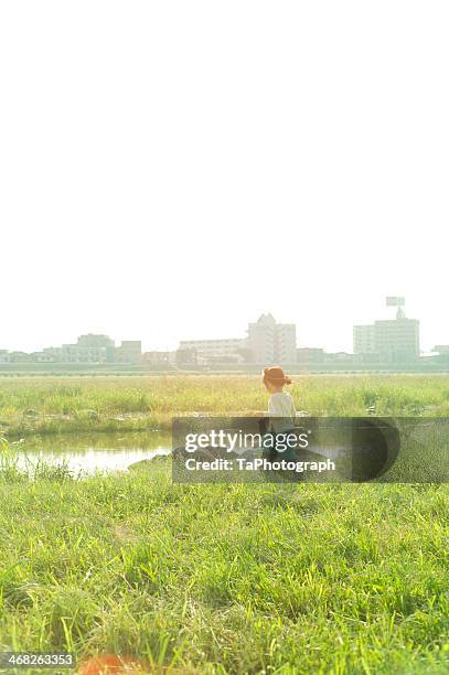 girl walking along the river - margem do rio imagens e fotografias de stock