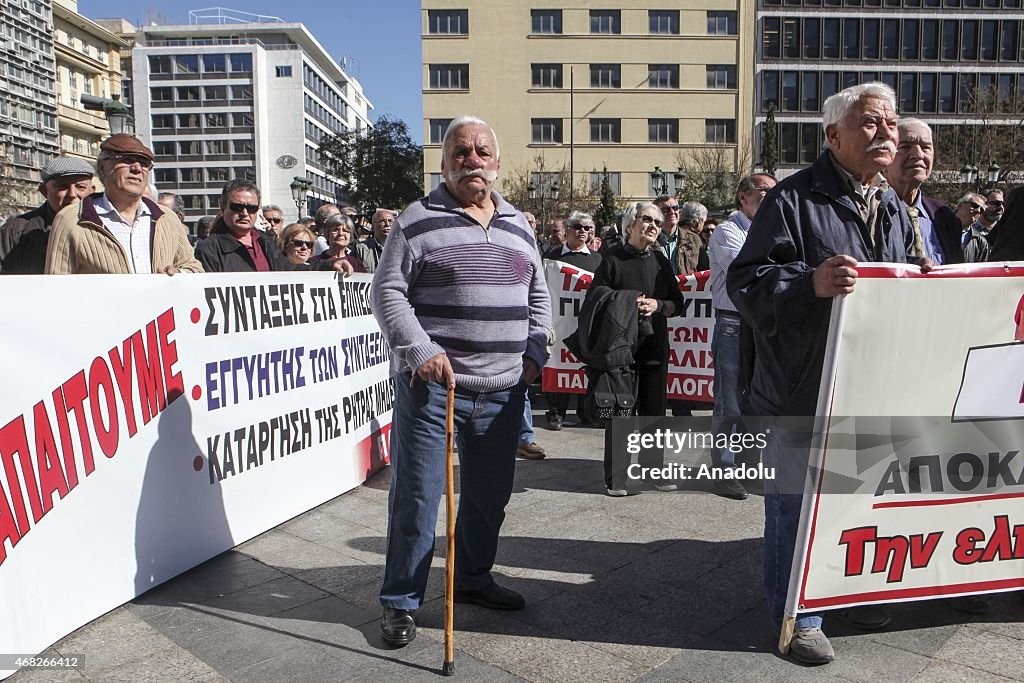 Greek pensioners protest pay cuts