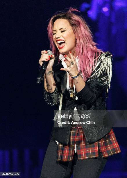 Betinget dækning Højttaler 730 Demi Lovato Neon Lights Tour Photos and Premium High Res Pictures -  Getty Images