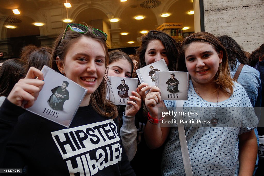 Fans of Lorenzo Fragola is waiting for him to arrive.