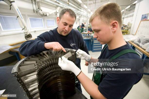 Trainee with instrutor at the assembly of a jet engine component in the teaching workshop at MTU in Ludwigsfelde, on January 27, 2014 in...