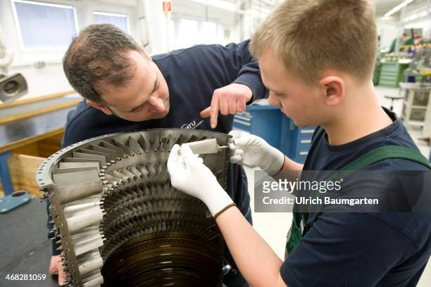 Trainee with instrutor at the assembly of a jet engine component in the teaching workshop at MTU in Ludwigsfelde, on January 27, 2014 in...