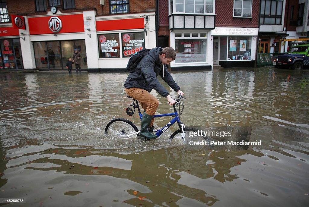 River Thames Floods West Of London Threatening Thousands Of Homes