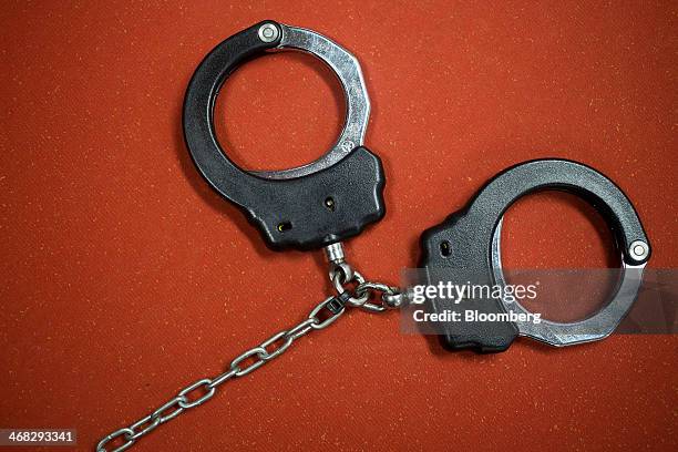 Chinese Rope Handcuffs 223 Chinese Handcuffs Photos et images haute résolution - Getty Images