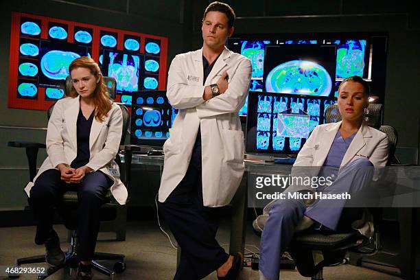 One Flight Down" - A small plane crash in Seattle causes multiple casualties and brings back horrible memories for the doctors, especially Meredith...
