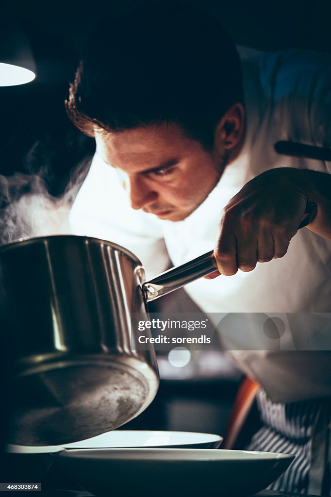Chef cuisinier travaillant dans une cuisine commerciale