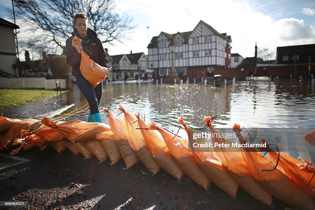 River Thames Floods West Of London Threatening Thousands Of Homes