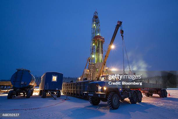 Service Rigs Night Offshore Oil Rig Night Photos and Premium High Res Pictures - Getty Images