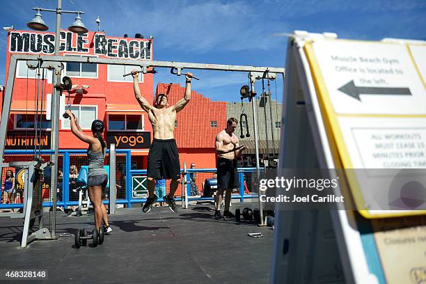 working out at muscle beach in venice beach - venice beach body builder stock pictures, royalty-free photos & images